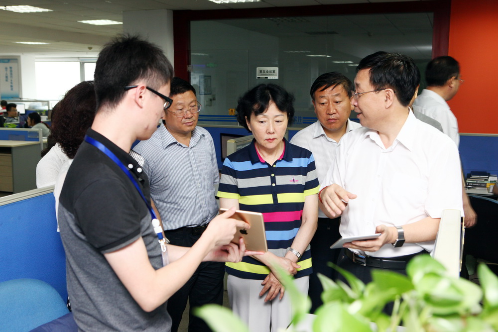 省人大检查组深入华天软件实地调研技术推广服务成效